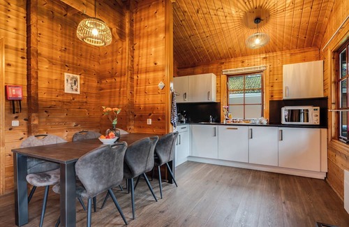 Gramsbergen House | Comfort+ 6-person bungalow with veranda, dishwasher, washing machine and central location at holiday park ’t Hooge Holt near Gramsbergen.