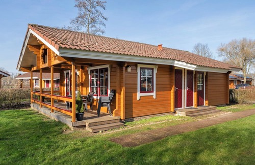 Gramsbergen House | Comfort+ 6-person bungalow with veranda, dishwasher, washing machine and central location at holiday park ’t Hooge Holt near Gramsbergen.