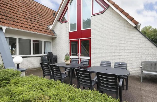 Gramsbergen House | Spacious 16-person group house with 6 bedrooms, 2 bathrooms, large kitchen and garden at park ’t Hooge Holt near Gramsbergen.