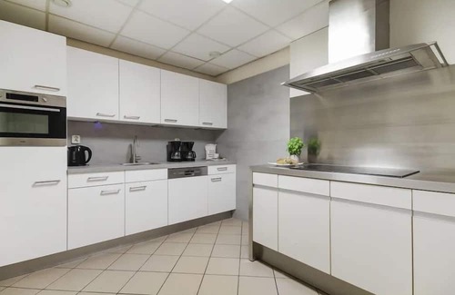Gramsbergen House | Spacious 16-person group house with 6 bedrooms, 2 bathrooms, large kitchen and garden at park ’t Hooge Holt near Gramsbergen.