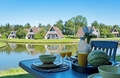 Gramsbergen House | Stylish 6-person bungalow with a renewed look in the Vechtdal, featuring a dishwasher, washing machine, Wi-Fi and terrace – enjoyment for young and old.