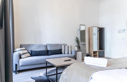 Mariahilf Hotel | Affordable King Room w/Cityview Mariahilferstr F