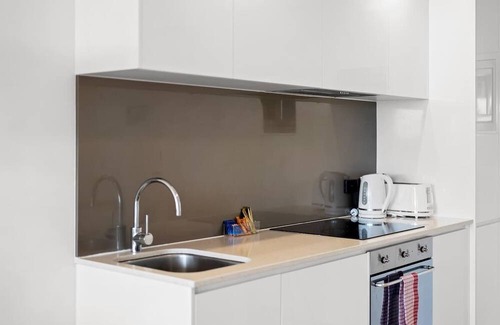 Bowen Hills Apartment | Belise - 16th floor Executive Apt for 2 plus parking