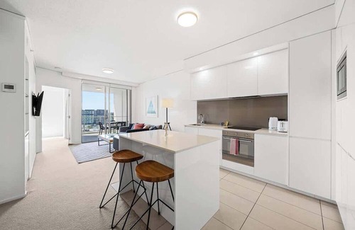 Bowen Hills Apartment | Belise - 16th floor Executive Apt for 2 plus parking