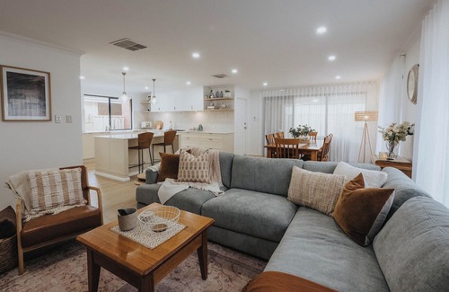 Jindalee House | Cottage on Cockleshell, Jindalee.