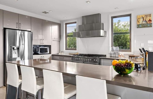 Torquay House | Manna Blu – A stylish coastal retreat with modern comforts and easy access to beaches and cafes