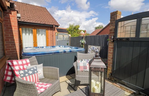 Acrefair Cottage | PENTRE COUNTRY STUDIO, pet friendly, with hot tub in Chirk
