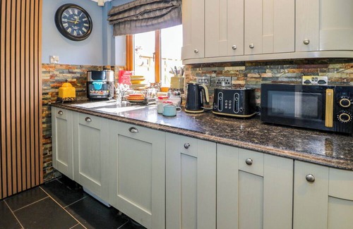 Acrefair Cottage | PENTRE COUNTRY STUDIO, pet friendly, with hot tub in Chirk
