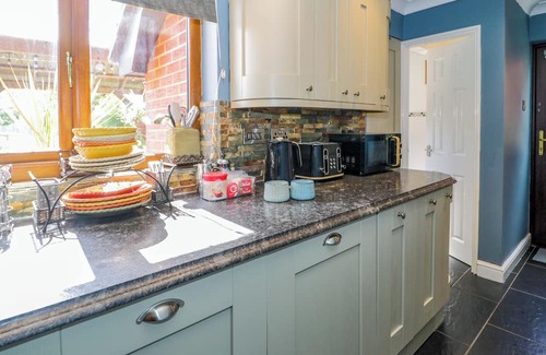 Acrefair Cottage | PENTRE COUNTRY STUDIO, pet friendly, with hot tub in Chirk