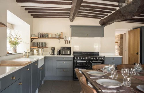 Bampton Cottage | HOLWELL FARMHOUSE, pet friendly, with hot tub in Bampton, Devon