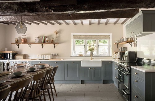 Bampton Cottage | HOLWELL FARMHOUSE, pet friendly, with hot tub in Bampton, Devon