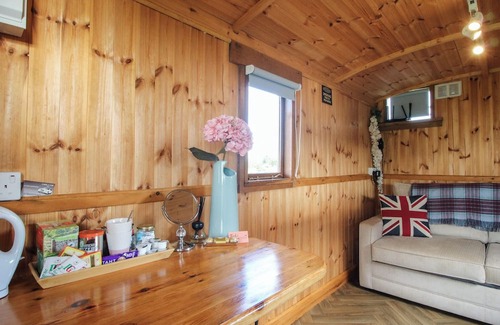 Longford Cottage | SHARON'S SHEPHERD HUT, pet friendly, with hot tub in Knockin