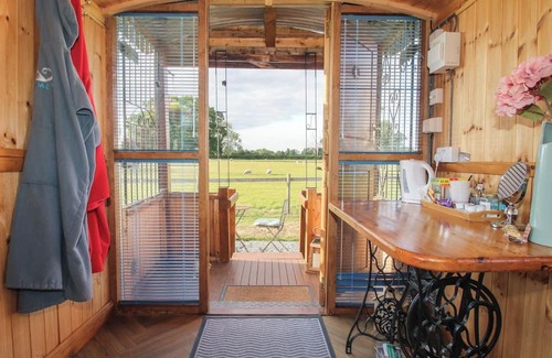 Longford Cottage | SHARON'S SHEPHERD HUT, pet friendly, with hot tub in Knockin