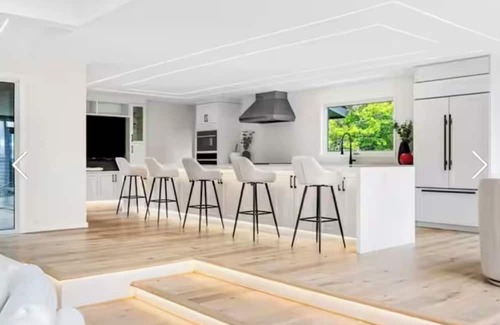 Burlington House | Modern Luxury Private Oasis on the Escarpment in Burlington. Mins from the Lake!