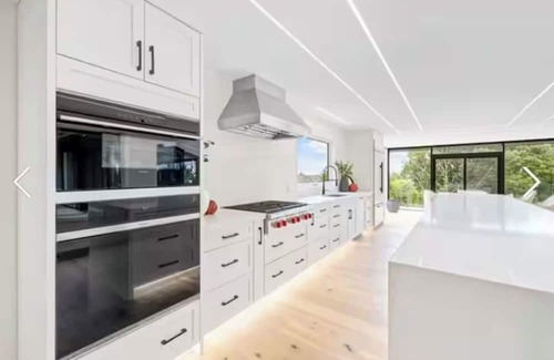 Burlington House | Modern Luxury Private Oasis on the Escarpment in Burlington. Mins from the Lake!