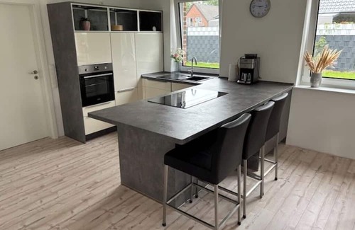 Westoverledingen House | Anna U - Peaceful Family Retreat | Cozy 1BR Stay for 4 Guests