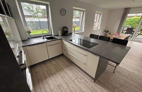 Westoverledingen House | Anna U - Peaceful Family Retreat | Cozy 1BR Stay for 4 Guests
