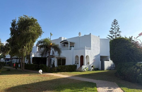 Skhirat Plage Villa | Villa au calme, jardin spacieux et confort moderne