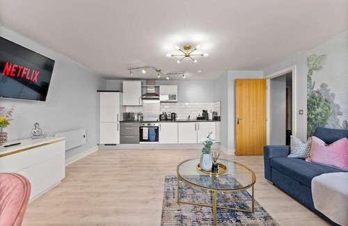 Healey Lane Apartment | 30% off! Sleek Apartment - 10 Minutes From Leeds