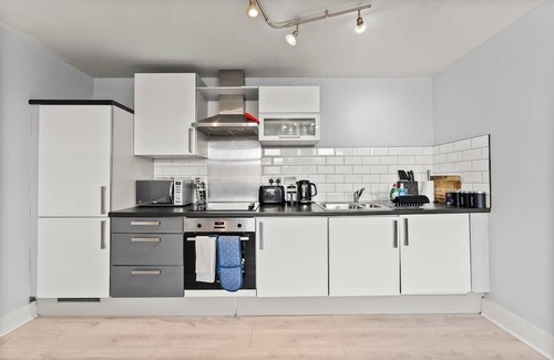 Healey Lane Apartment | 30% off! Sleek Apartment - 10 Minutes From Leeds
