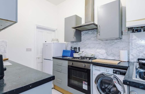 Manchester House | Sleep 7, Pool Table/TTennis, Free Parking, 3BR