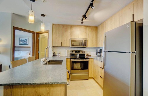 Cougar Creek Condo | *NEW* Chic Remodelled | 2HOT TUBS | Top Rated Resort | MINUTES TO BANFF