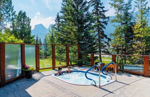 Cougar Creek Condo | *NEW* Chic Remodelled | 2HOT TUBS | Top Rated Resort | MINUTES TO BANFF
