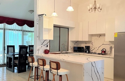 Ticuantepe House | Charming 3-bedroom Black & White house in peaceful Ticuantepe with AC