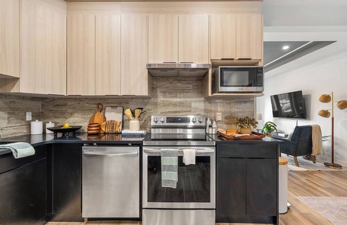 West Edmonton House | *NEW* Rosenthal Restful Retreat | Hot Tub King Bed AC Garage Near WEM