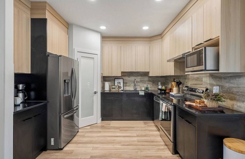 West Edmonton House | *NEW* Rosenthal Restful Retreat | Hot Tub King Bed AC Garage Near WEM