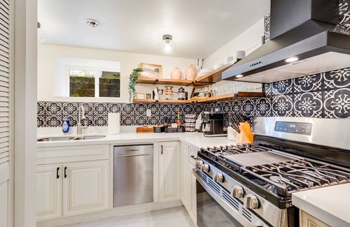University District House | Entire Upgraded Historical House 7-bedroom 6 bathroom in U District with AC