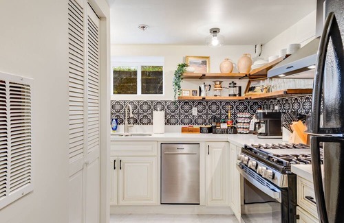 University District House | Entire Upgraded Historical House 7-bedroom 6 bathroom in U District with AC