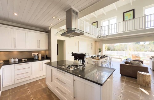 Plettenberg Bay House | Stylish 4BR Haven w Golf Course Views by the Sea