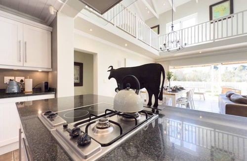 Plettenberg Bay House | Stylish 4BR Haven w Golf Course Views by the Sea
