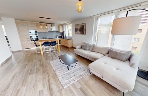 Neuchatel Apartment | Bright & Spacious 2-bed Apartment - with Balcony & Lake View!
