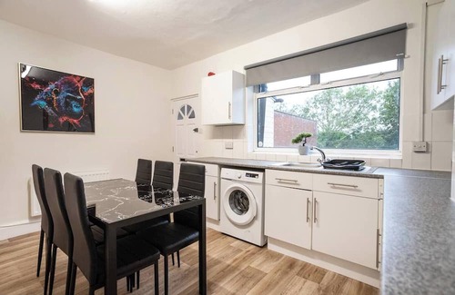 Staple Hill Apartment | Spacious Bristol Flat, 3 Bedrooms, Sleeps upto10-Ideal for Contractors