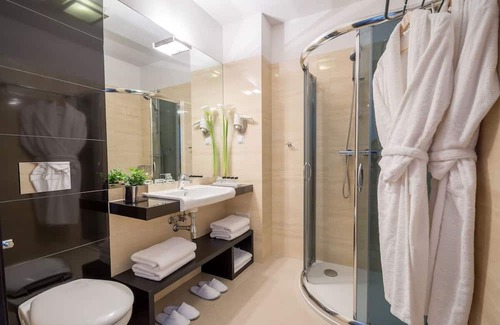 Stradom Hotel | Amazing Downtown Getaway | Near Local Landmarks