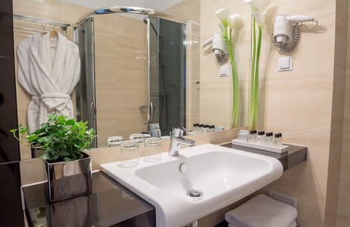 Stradom Hotel | Exclusive Urban Oasis near Main Square | Historic Charm | Vibrant Dining