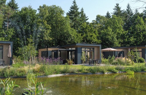 Lieren House | Essenburgh: Spacious and stylish home for 6 people with three bedrooms, a modern kitchen, a cozy outdoor space, and a private hot tub and sauna for ultimate relaxation. Enjoy luxury and nature in the Veluwe.