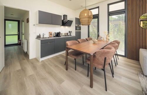 Lieren House | Essenburgh: Spacious and stylish home for 6 people with three bedrooms, a modern kitchen, a cozy outdoor space, and a private hot tub and sauna for ultimate relaxation. Enjoy luxury and nature in the Veluwe.