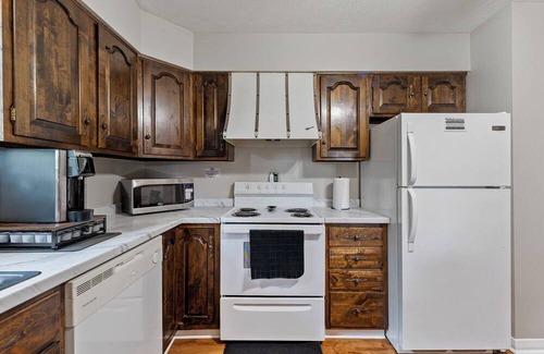 Shoals Apartment | CLEAN 2-bedroom cozy apartment Huntington. Spacious and accomodating!