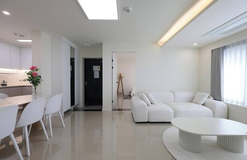 Goyang Villa | [AWESTAY201] Seoul near DMC/New, Full Option/Sleeps8/3BR,5Beds,1BA/Free Parking