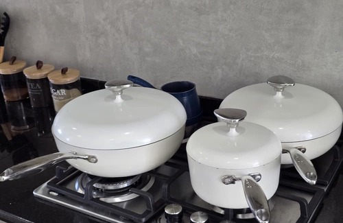 Mombasa Apartment | Spacious 6-bedroom apartment with fitness room and AC in vibrant Mombasa
