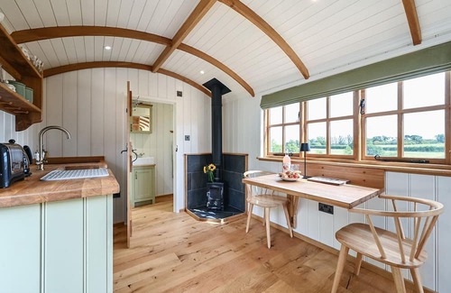 Rye Cabin | Pelsham View - sleeps 2 guests in 1 bedroom