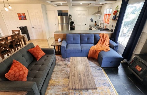 Hinton House | The Hidden Gem - Large Patio, Fire Pit & Outdoor Seating + King & Queen Beds