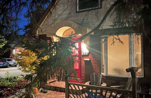 Old Ottawa East House | Bright Room in Beautiful Old Ottawa East.nSteps from Canal.nOttawa at its best.