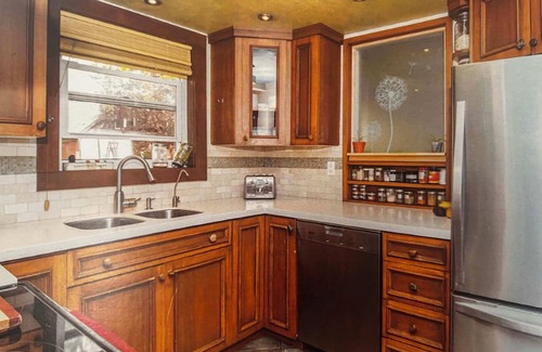 Old Ottawa East House | Bright Room in Beautiful Old Ottawa East.nSteps from Canal.nOttawa at its best.
