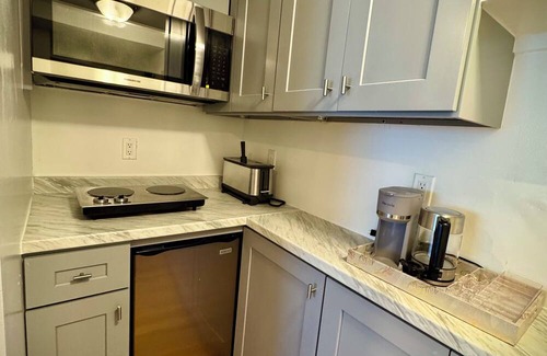 Naugatuck Apartment | Charming 1-bedroom apartment in Naugatuck available for short term rental.