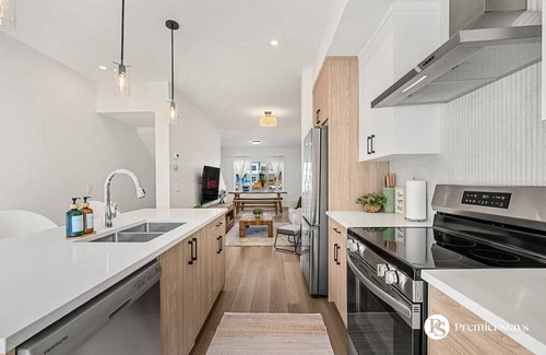 Springbank Hill Apartment | Designer-Inspired Home » King Bed » Garage » AC