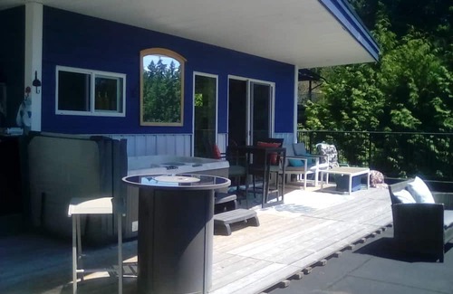 Madeira Park Apartment | Cloud 9 roof top studio in Maderia Park is waiting for your enjoyment.